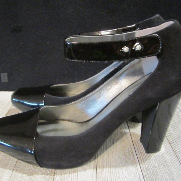 KENNETH COLE - Black Suede/Patent Leather Stack Heels with Ankle Straps - Sz 9.5 - Picture 9 of 10